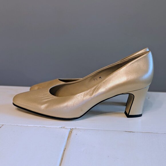 VTG Eitner Aigner Taylor Gold Leather Kitten Heels Size 7.5 Almond Toe Pump - Picture 4 of 8